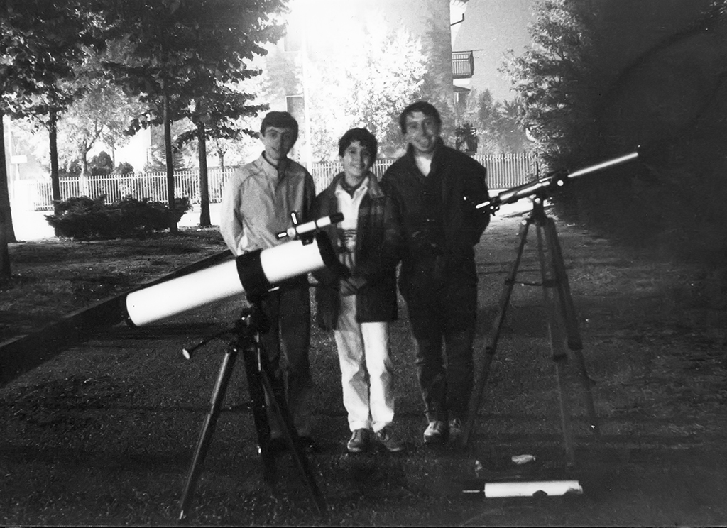 28.10.1985. Nella foto sono ripresi da sinistra a destra Marco Perego, Gabriele Barletta, e Vincenzo Bernardi. In primo piano il telescopio 114 di Gabriele. Allora, Gabriele aveva solo 13 anni.